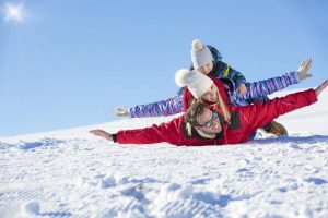 esquí-sol-y-diversión-familia-feliz-de-la-nieve-el-día-fiesta-del-102092478